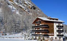 Ski-In/Ski-Out Hotel Sport